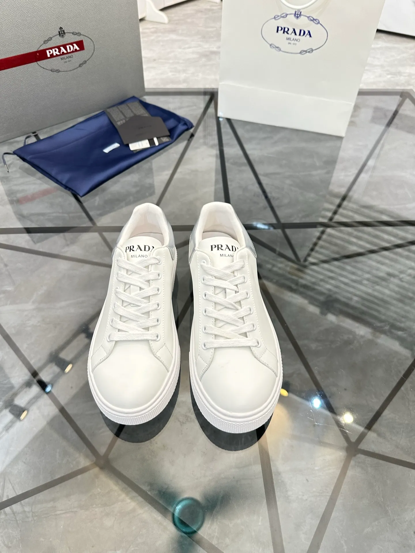 Men's shoes for sale 💰: 💰P520¥ High-end top quality Product trademark: Prada *"Prada*" low-top casual shoes Regular size: 35-45 (can be customized to 46) Couple style Product materials: imported first-layer cowhide leather upper, water-dyed sheep lining, original ultra-light foam outsole. No.: H201